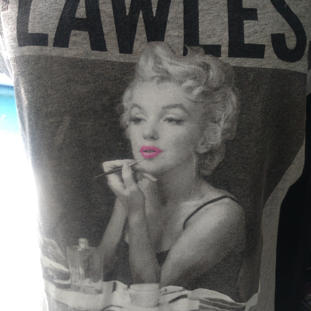 Marilyn Monroe Flawless gray T-shirt size large in EUC